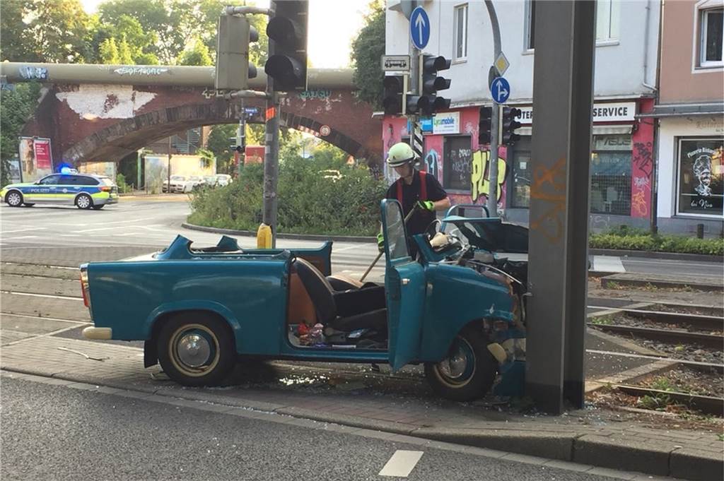 Trabi kracht in Dortmunder Innenstadt gegen Oberleitungsmast Um die Fahrerin des Trabbis zu befreien, musste das Dach des Autos abgeschnitten werden.