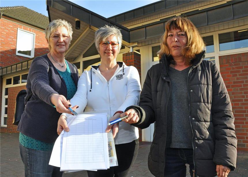 Unterschriftensammlung geht trotz Bücherei-Aus weiter Um die Gemeindebücherei vor der Schließung zu bewahren, lassen Heidi Wirtz, Gabriele Dickmann und Ursula Lüttge (v.l.) die Schermbecker mit einer Unterschrift zu Wort kommen.