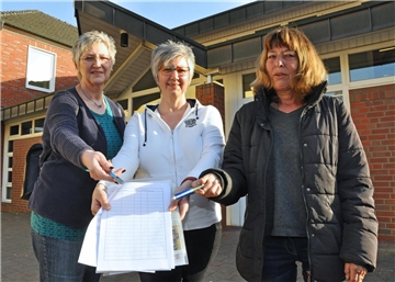 Um die Gemeindebücherei vor der Schließung zu bewahren, lassen Heidi Wirtz, Gabriele Dickmann und Ursula Lüttge (v.l.) die Schermbecker mit einer Unterschrift zu Wort kommen.