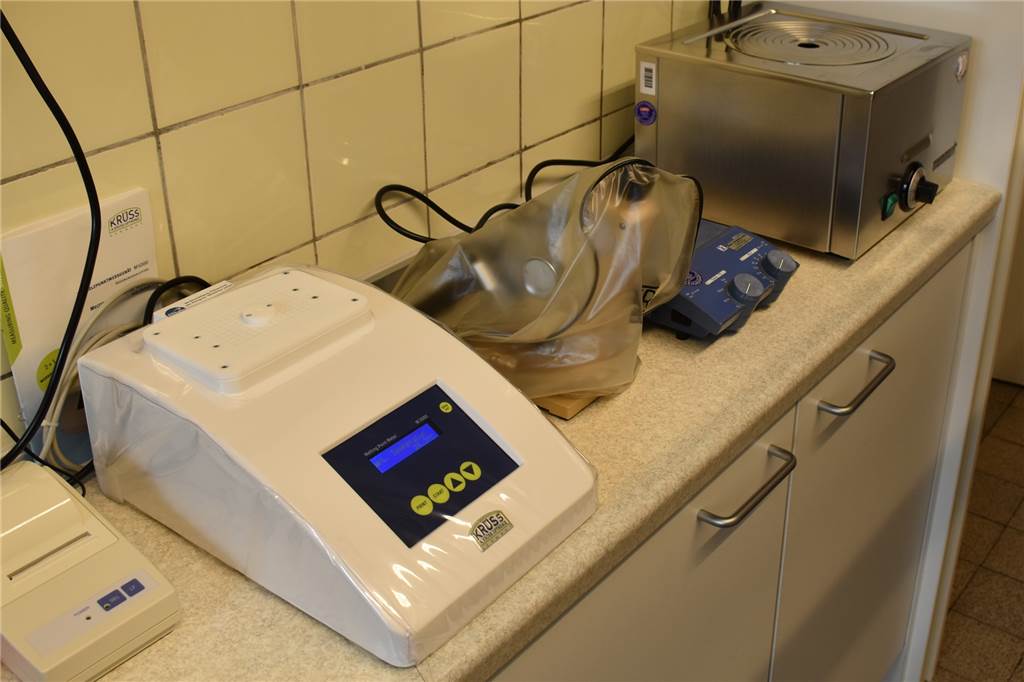 Feuerfester Raum mit Gefahrenschrank: Hinter den Kulissen der Apotheke Um die jeweiligen Substanzen genau abmessen zu können, bedarf es im Labor hochsensibler Messgeräte.