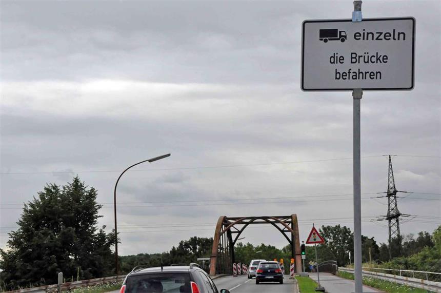 Darum ist nur eine Spur auf der Kanalbrücke offen Um die Kanalbrücke Gahmener Straße zu entlasten, dürfen LKW nur noch einzeln passieren.