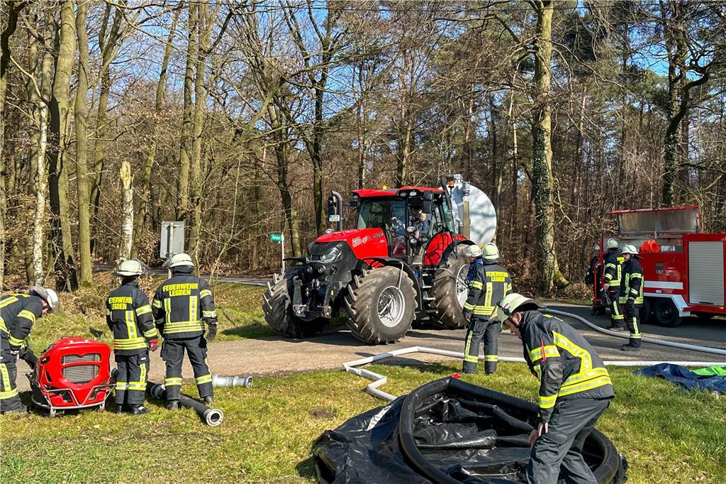 Übung: Feuer in Schreinerei, Menschen vermisst, Wasser wird knapp Blick auf eine Feuerwehreinsatzstelle.