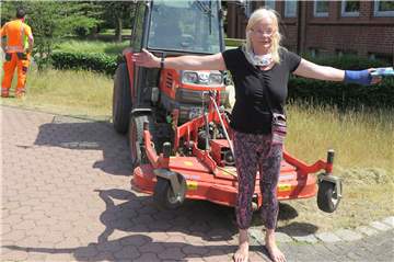 Um die Mitarbeiter des Bauhofes am Mähen von Gräsern und Blütenpflanzen zu hindern, stellte sich die 74-jährige Gahlenerin Hildegard Daldrup am Mittwoch vor den Traktor mit dem Mähgerät.