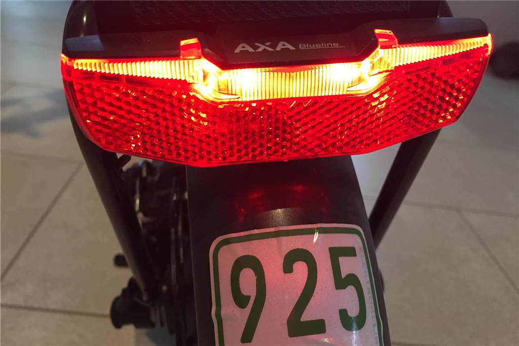Pendeln mit dem E-Scooter ist einfach, praktisch, noch haben die E-Roller aber einen Haken Um die Straßenzulassung zu bekommen, müssen die E-Scooter eine Vorder- und eine Rückleuchte haben. Außerdem müssen sie versichert sein. Wie beim Moped auch gibt es dafür ein grünes Nummernschild, beziehungsweise einen entsprechenden Aufkleber.