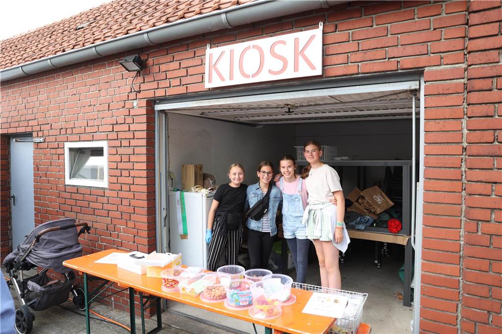 Vier Mädchen stehen in einer Garage, die zum Kiosk umfunktioniert wurde.