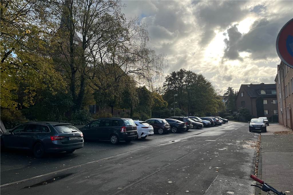 Marinas Auto an Familienbildungsstätte zerkratzt – Kein neues Problem Autos stehen auf dem Parkplatz der FBS Dorsten-Marl.
