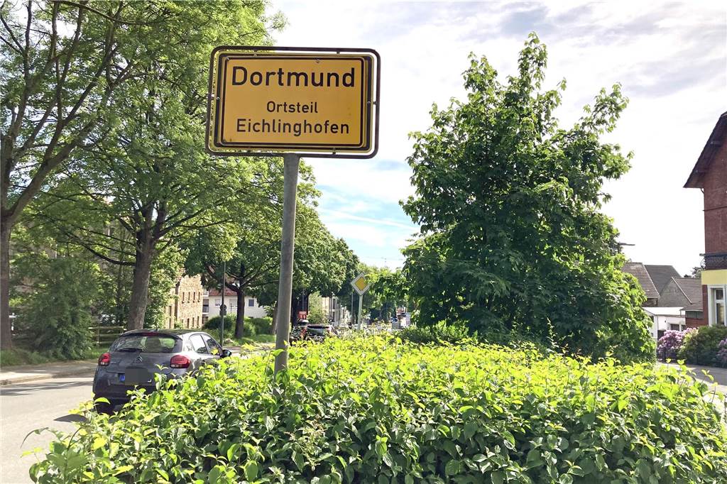 Hecke macht Abbiegen auf Stockumer Straße zum Abenteuer Die Stockumer Straße in Dortmund-Eichlinghofen: Hier gibt es einen dicht bewachsenen Seitenstreifen.