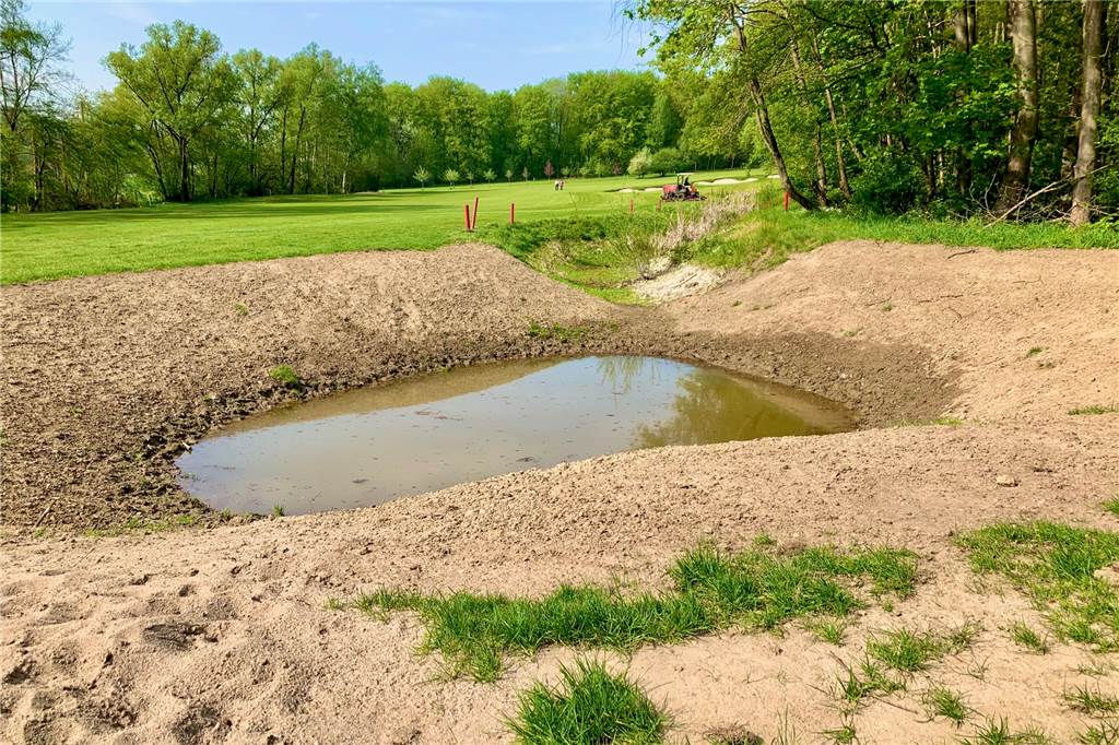 Golfplatz im Dortmunder Süden soll ökologisch aufgewertet werden Um diesen kleinen Teich ging es. Er wurde gesäubert und neu modelliert.