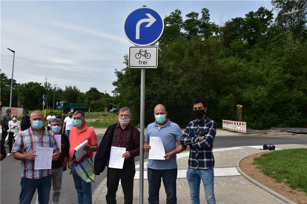 Fast 60 Anwohner versammeln sich gegen Umbau der Rüschebrinkstraße Um dieses Schild geht es: Die Anwohner zeigen Zettel mit Unterschriften, die sie gegen die neue Beschilderung gesammelt haben. Seitdem müssen sie einen Umweg fahren.