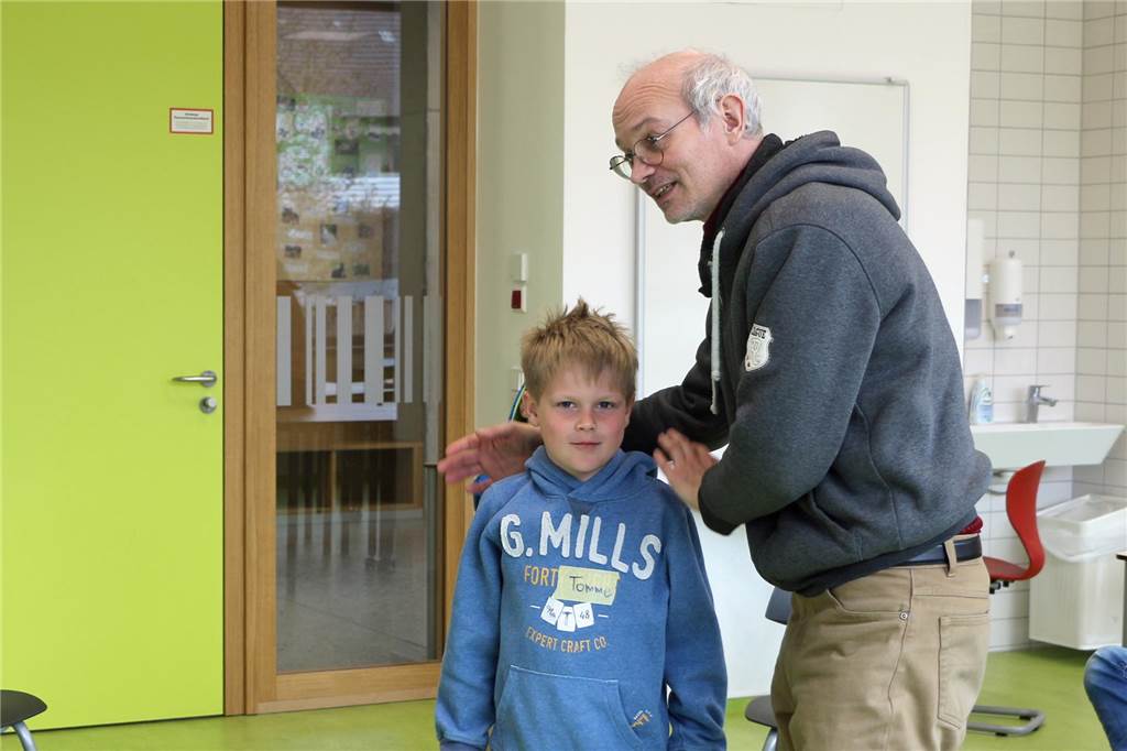 Flucht nach vorn mit Haifisch-Technik: Dojoteam stärkt Kinder für Schule und Alltag Um einen Freund aus einer bedrohlichen Situation zu retten, ist es sinnvoll, sich von hinten und der Seite anzuschleichen, um gemeinsam zu fliehen. Olaf Schawe setzt auf den Überraschungseffekt.