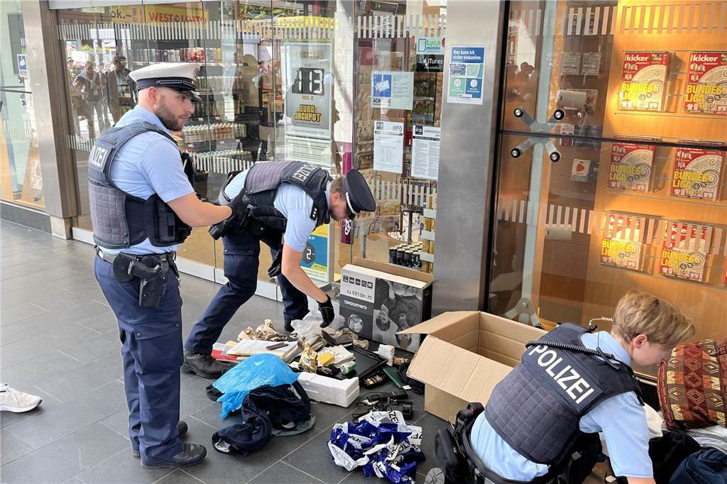 Verdächtiger Gegenstand: Hauptbahnhof Dortmund war teilweise gesperrt Bundespolizist kniet vor einem Gegenstand
