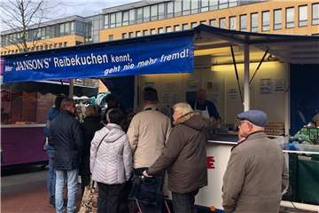 Um einen oder mehrere Reibekuchen der Familie Janson zu ergattern, stehen viele Besucher des Lüner Wochenmarktes Schlange.