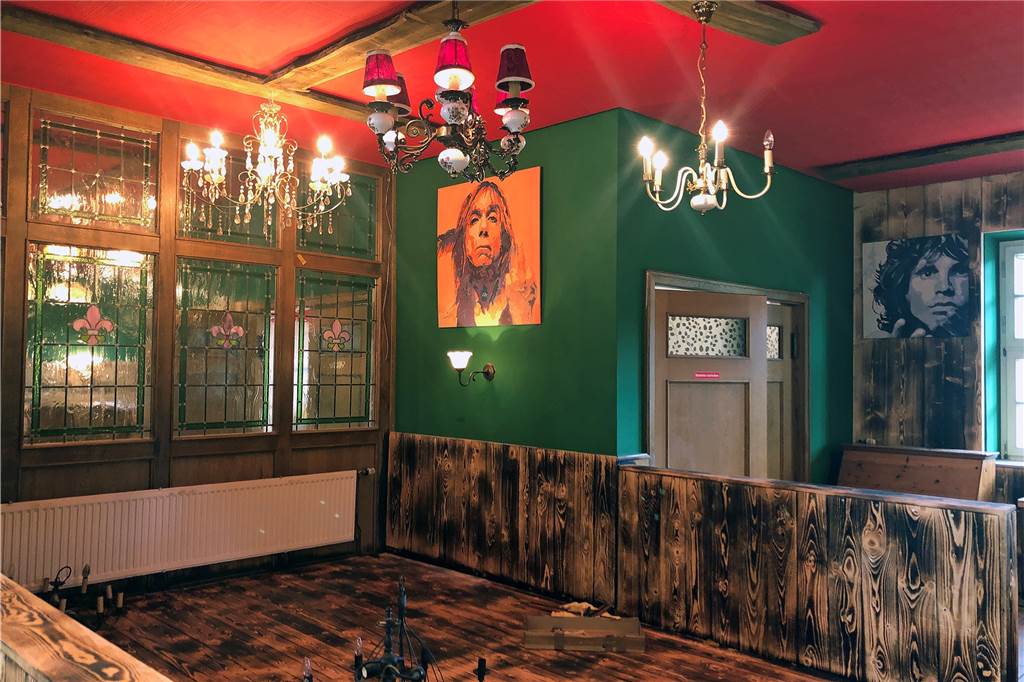 Kay Fräder und die Telefonzelle – wir zeigen erste Fotos aus „Friedchens Bahnhof“ Um einen Retro- oder Vintage-Look zu erzeugen, hat Kay Fräder viele Holzelemente abgeflämmt.