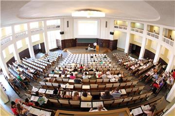 Um einen Studienplatz zu bekommen, sollten sich Abiturienten mit schlechten Noten bei mehreren Hochschulen bewerben. Foto: Bodo Marks