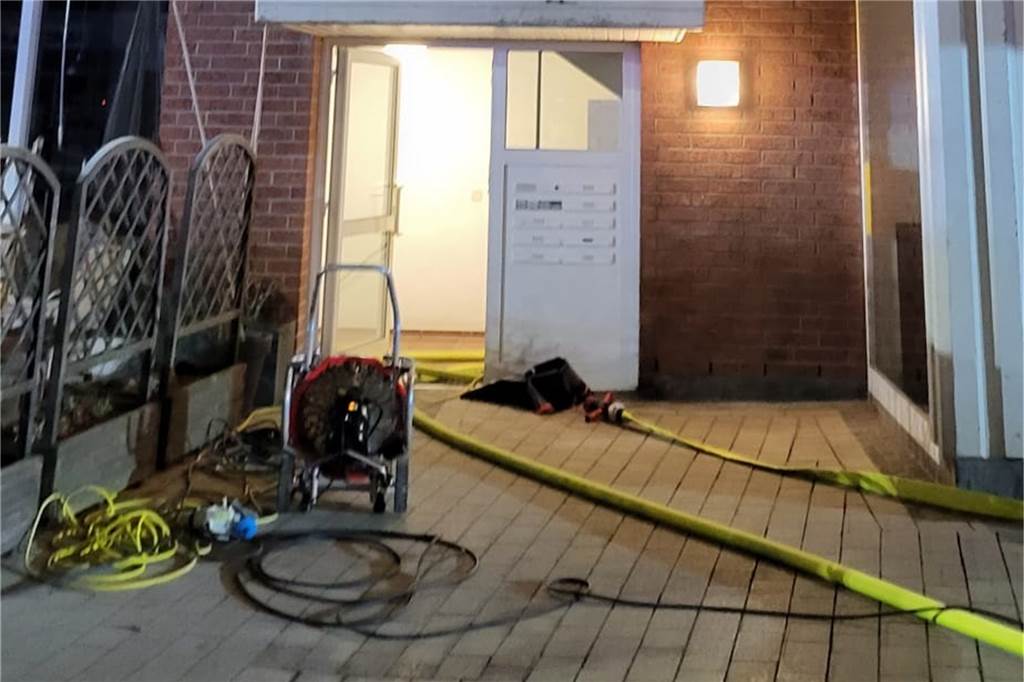 Wohnungsbrand in der Innenstadt: Großeinsatz der Feuerwehr am Sonntagmorgen Um einen Wasser- bzw. Gebäudeschaden in der darunter liegenden Wohnung gering zu halten, wurde von einem Trupp ein Wassersauger eingesetzt. Gegen 5 Uhr konnten die ersten Einsatzkräfte aus dem Einsatz entlassen werden.