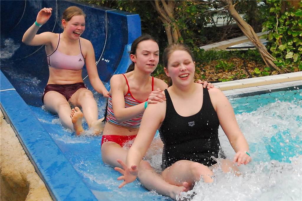 Energiekrise trifft das Atlantis: „... dann können wir den Betrieb einstellen“ Jugendliche auf der Wasserrutsche im Freizeitbad Atlantis
