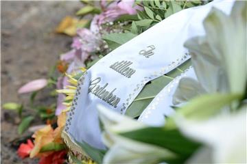 Um Formalitäten kommen Hinterbliebene nach dem Tod eines Angehörigen nicht herum. Dazu gehört auch die Sichtung der Verträge. Nicht alle enden mit dem Tod. Foto: Andrea Warnecke