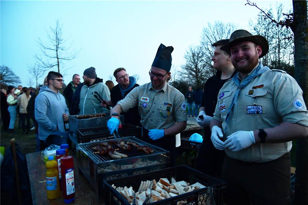 Um für das leibliche Wohl ihrer knapp 200 Gäste beim Osterfeuer zu sorgen, haben die Pfadfinder den Grill angeworfen. Verkauft wurden übrigens nur regional eingekaufte Speisen und Getränke.
