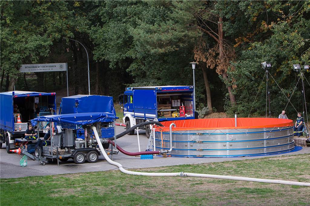 Mehr als die Feuerwehr in klein: So arbeitet die Pumpen-Gruppe des THW Werne Um große Distanzen über Kilometer hinweg zu überbrücken arbeiten die Helfer mit Pufferbecken.