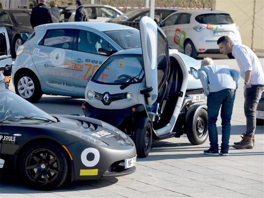 Schachern um Kaufprämie für Elektroautos Um Kaufanreize für Elektro-Autos feilscht die Autoindustrie seit Monaten mit dem Staat. Foto: Carsten Rehder/Archiv