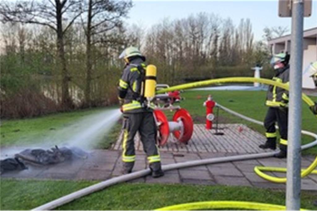 Zwei Wehrleute löschten in Werne Brandgut ab.