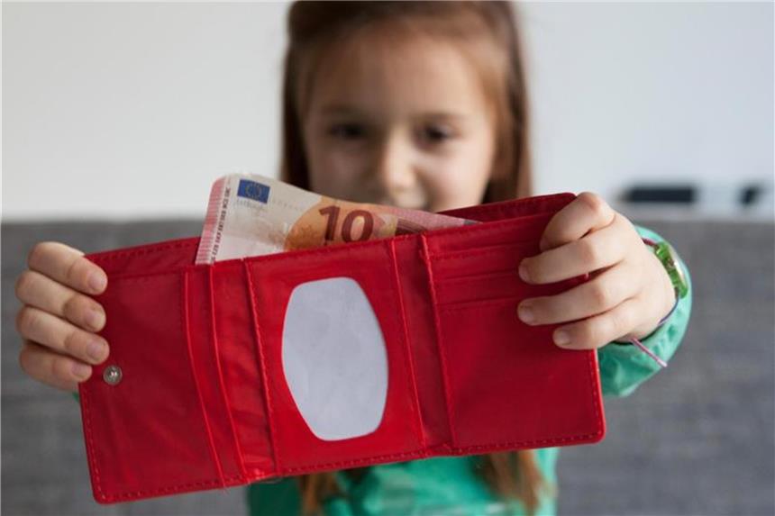Mit Kindern schon früh über Geld reden Um Kinder schon früh den richtigen Umgang mit Geld beizubringen, lohnt es sich, sie im Alltag einzubeziehen - etwa beim Einkaufen. Foto: Silvia Marks