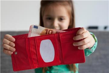 Um Kinder schon früh den richtigen Umgang mit Geld beizubringen, lohnt es sich, sie im Alltag einzubeziehen - etwa beim Einkaufen. Foto: Silvia Marks