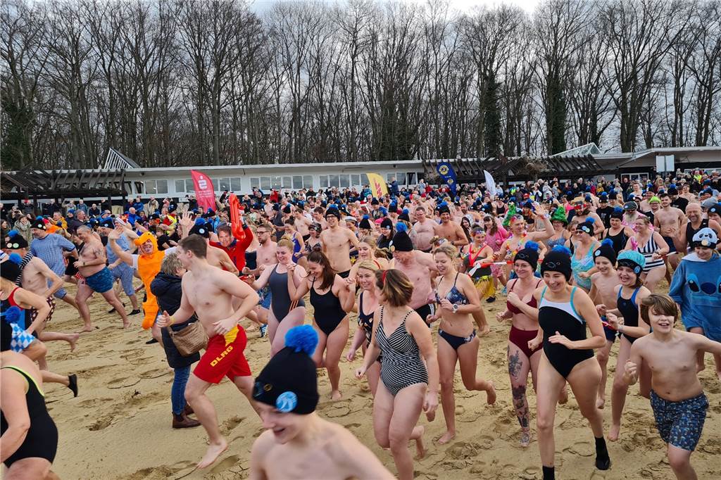 Neujahrsschwimmen: Organisatoren knacken beim „Warmbadetag“ den Rekord Startschuss zum Neujahrsschwimmen