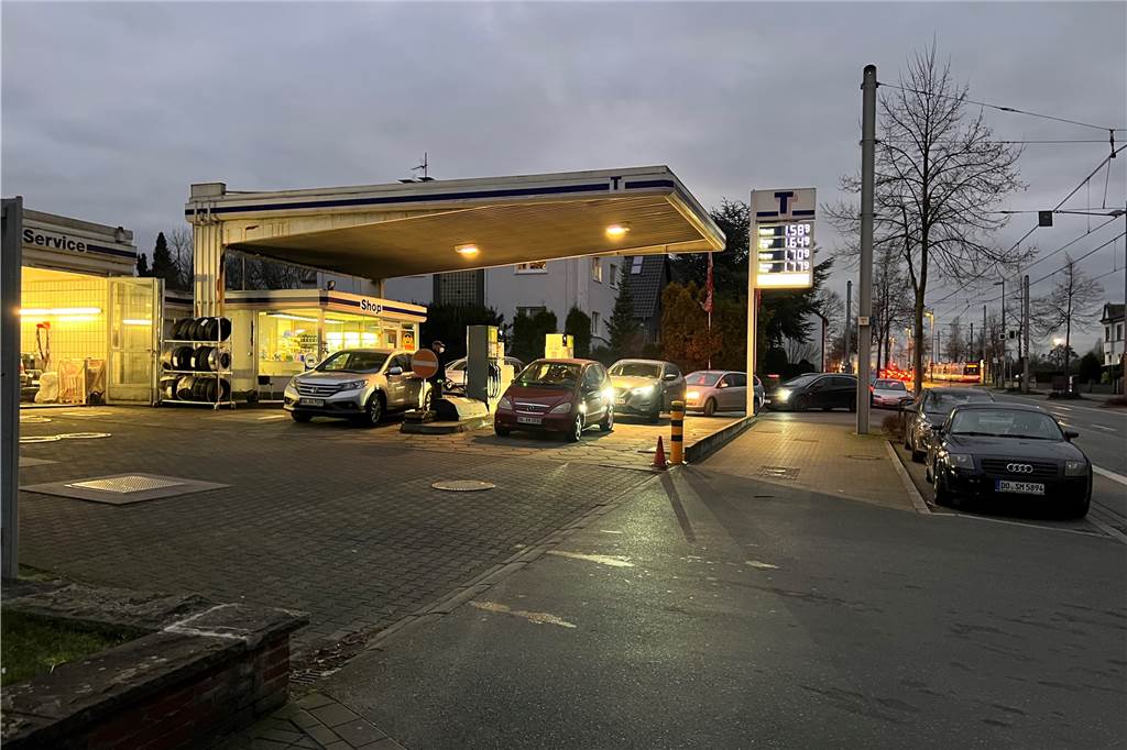 Stephan Haack (43): „Das Tankstellengeschäft ist eine Katastrophe“ Um kurz nach 18 Uhr stehen die Autos an der Tankstelle am Asselner Hellweg 75 Schlange.