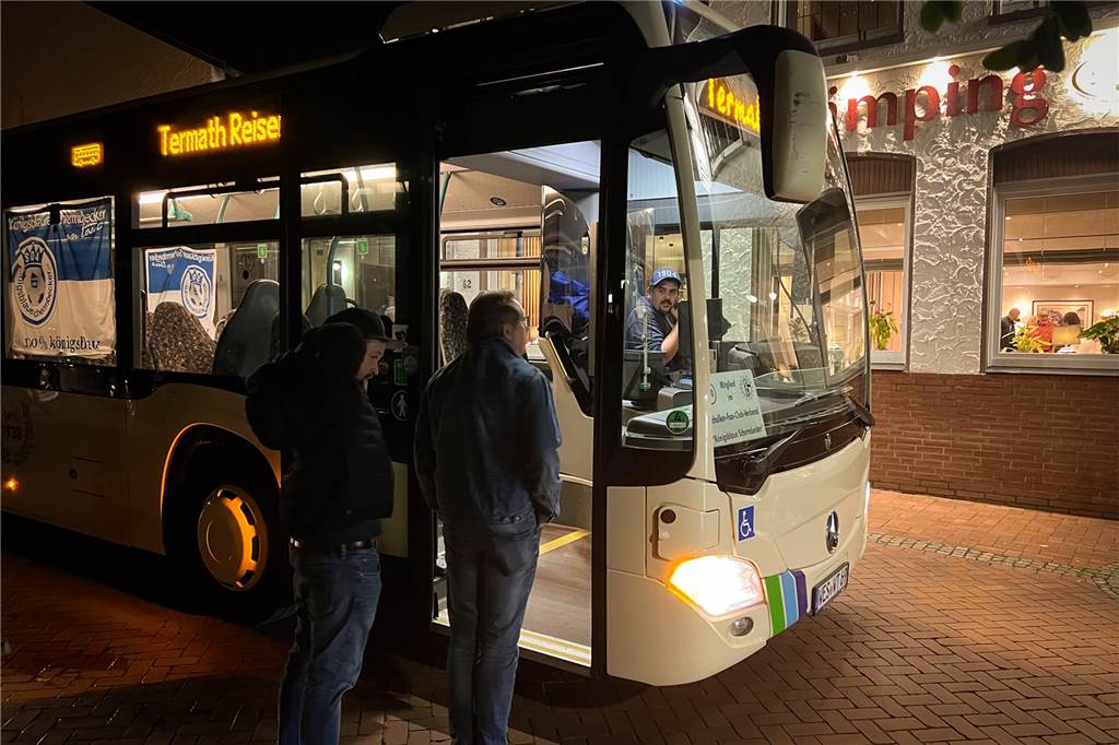 25 Jahre Königsblaue Schermbecker: S04-Fans leben besonderes Siegesritual Um kurz nach 22 Uhr kommt der Bus mit den Schalke-Fans wieder vor der Gaststätte Overkämping in Schermbeck an.