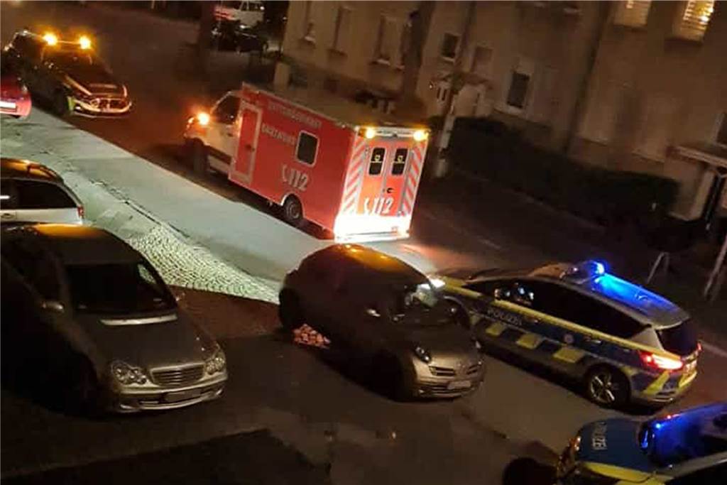 Tötungsdelikt in Dortmund: Panische Schreie reißen Nachbarn aus dem Schlaf Um kurz nach 3 Uhr war es mit dem Schlaf der Anwohner vorbei: Mehrere Streifenwagen, Feuerwehr und Rettungsdienst eilten zum Tatort.