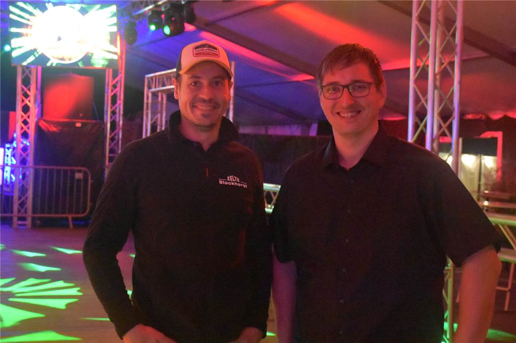 Um kurz vor halb zehn sammelte sich der Großteil der bereits eingetroffenen Partygäste noch neben der Bühne und vor der Theke, doch die beiden Veranstalter Bernd Busert (l.) und Florian Renner waren optimistisch, dass sich zur späteren Stunde das Zelt und damit auch die Tanzfläche füllen werden. Das ist später auch der Fall gewesen.