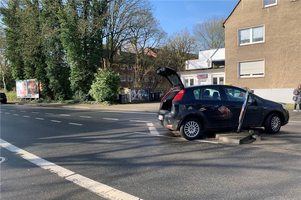 Unfall auf der Bahnhofstraße: Auto kracht in Verkehrsinsel In Castrop-Rauxel auf der Bahnhofstraße in Höhe Maslingstraße steht am Montagmorgen (25.3.) ein verunfallter Pkw.
