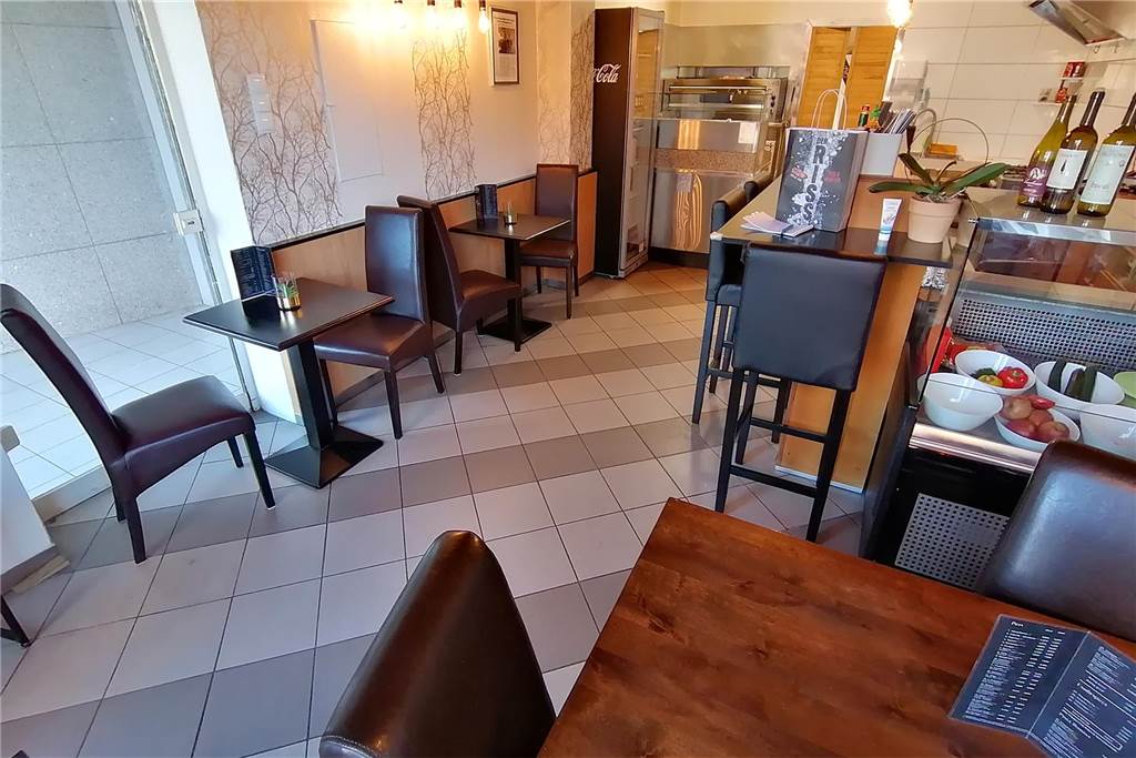 Mengeder Pizzeria: Caliguiris zeigen großes Herz für kleine Gäste Blick in die kleine Pizzeria am Mengeder Markt.