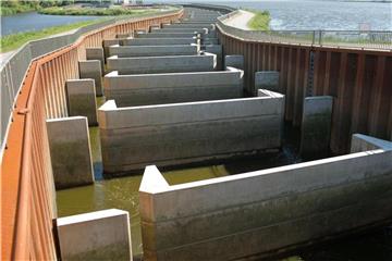 Um nach dem Bau des Kraftwerks Hamburg-Moorburg negative Auswirkungen auf geschützte Fischarten zu verhindern, hat Vattenfall eine Fischtreppe gebaut. Foto: Jens Büttner