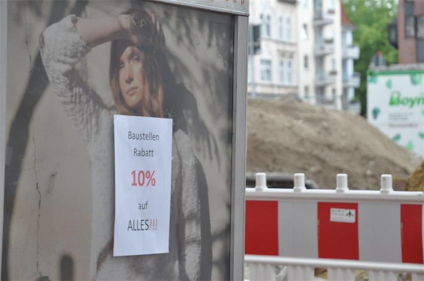 Kirmes sorgt für Unmut bei Castroper Händlern Um noch Kunden in die Läden in der Altstadt zu locken, bieten Händler (wie hier Mode Cruse) sogar einen „Baustellen-Rabatt“ an.
