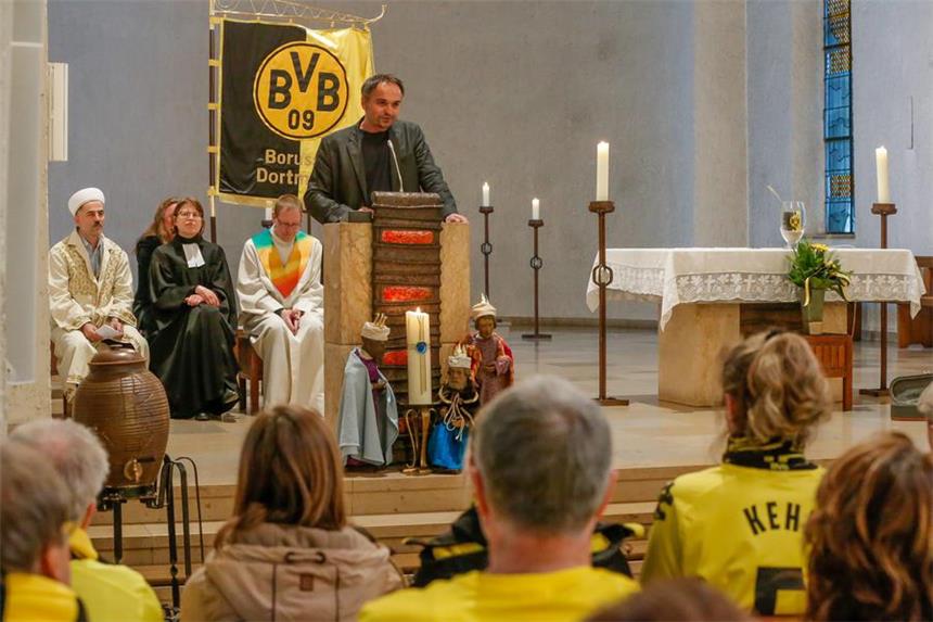 Viele BVB-Fans beten für Pokalsieg Um Punkt 19.09 Uhr wurde am Dienstag in der Dreifaltigkeitskirche, der Geburtsstätte vom BVB, ein waschechter BVB-Gottesdienst gefeiert. Hunderte Fans beteten für einen Pokalfinalsieg der Borussia am 21. Mai in Berlin gegen Bayern München.