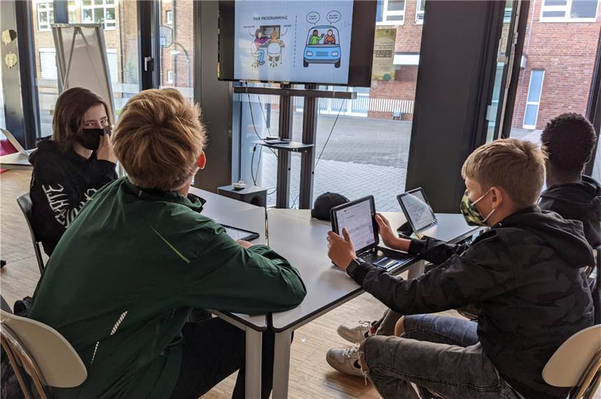 Sekundarschule Kirchhellen wird erneut ausgezeichnet Um Schulen zu motivieren, ihr digitales Profil weiter zu schärfen und informatische Inhalte verstärkt in den Unterricht zu bringen, hat die Nationale Initiative „MINT Zukunft schaffen!” die Auszeichnung „Digitale Schule“ ins Leben gerufen.