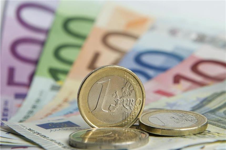 BGH schützt Kreditnehmer vor unzulässigen Extra-Gebühren Um sich vor steigenden Zinsen zu schützen, zahlen viele Kreditnehmer eine Zinssicherungsgebühr. Doch entsprechende Verträge können eine unzulässige Klausel enthalten. Foto: Daniel Reinhardt