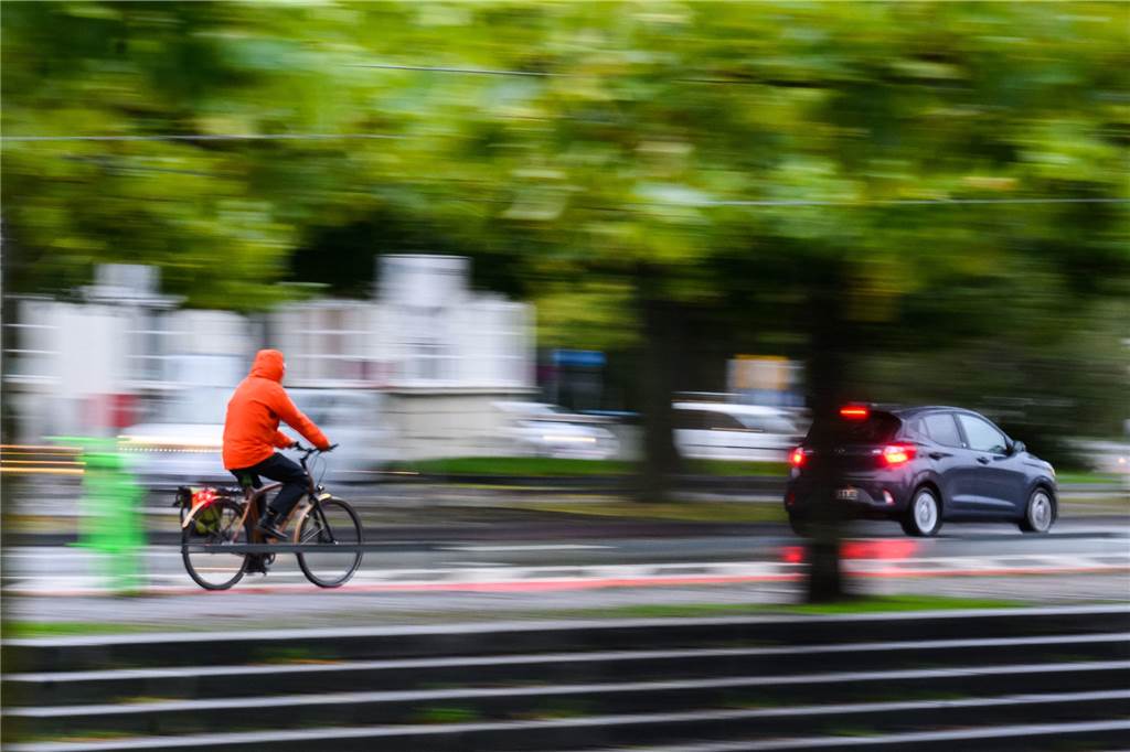 Radweg von Nordkirchen nach Ottmarsbocholt: Wann geht es endlich los? Um täglich mit dem Fahrrad sicher zur Arbeit zu pendeln, sind viele Straße noch nicht ausreichend ausgebaut. Auch an der K2 zwischen Nordkirchen und Ottmarsbocholt fehlt ein Radweg (Symbolbild).