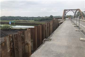 Um Widerlager der neuen Kanalbrücke an der Gahmener Straße herstellen zu können, müssen Spundwände gesetzt werden.