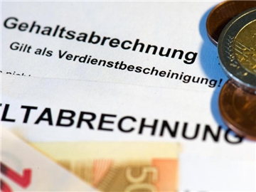 Um zu prüfen, ob auf der Gehaltsabrechnung die selbe Summe steht wie bei Kollegen mit gleichartiger Tätigkeit, sollen Mitarbeiter einen Auskunftsanspruch erhalten. Foto: Arno Burgi/dpa
