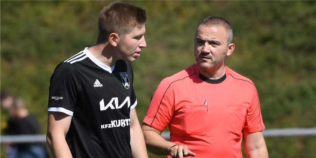 Bezirksliga-Derby zwischen SG Castrop und Spvg Schwerin war Anti-Werbung für den Fußball Um zu viele Nebenschauplätze musste sich Schiedsrichter Bekir Karagöz (r) beim Bezirksliga-Derby zwischen der SG Castrop (hier mit Cedric Wache) und der Spvg Schwerin kümmern.