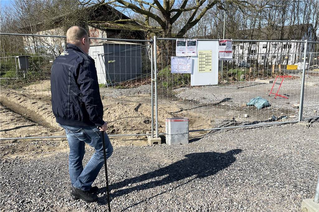 Andreas Nolte (46) ärgert die verwaiste Bahnhofs-Baustelle in Marten Der Bahnhofs-Umbau in Marten ist noch immer nicht abgeschlossen.