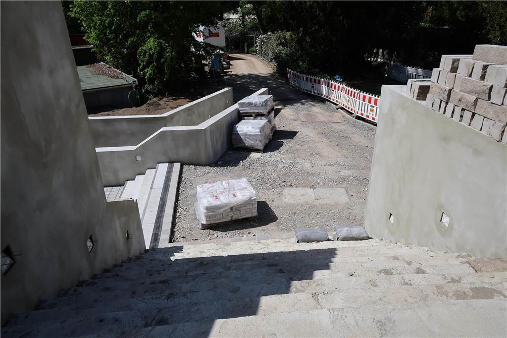 Umfangreiche Treppenanlagen prägen die neue Anlage. 