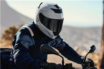 Umfassender Schutz: Dem geschlossenen Integralhelm sprechen die Experten den größten Schutz für Motorradfahrer zu. Foto: David Daub/BMW Motorrad
