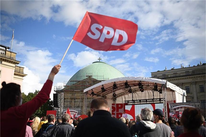 Vor TV-Dreikampf: SPD klettert in Umfrage auf 24 Prozent Umfrage: SPD klettert auf 24 Prozent - 21 Prozent für die Union. Es ist der niedrigste Wert, den das Meinungsforschungsinstitut Insa jemals für die Union gemessen hat. Foto: Britta Pedersen/dpa-Zentralbild/dpa