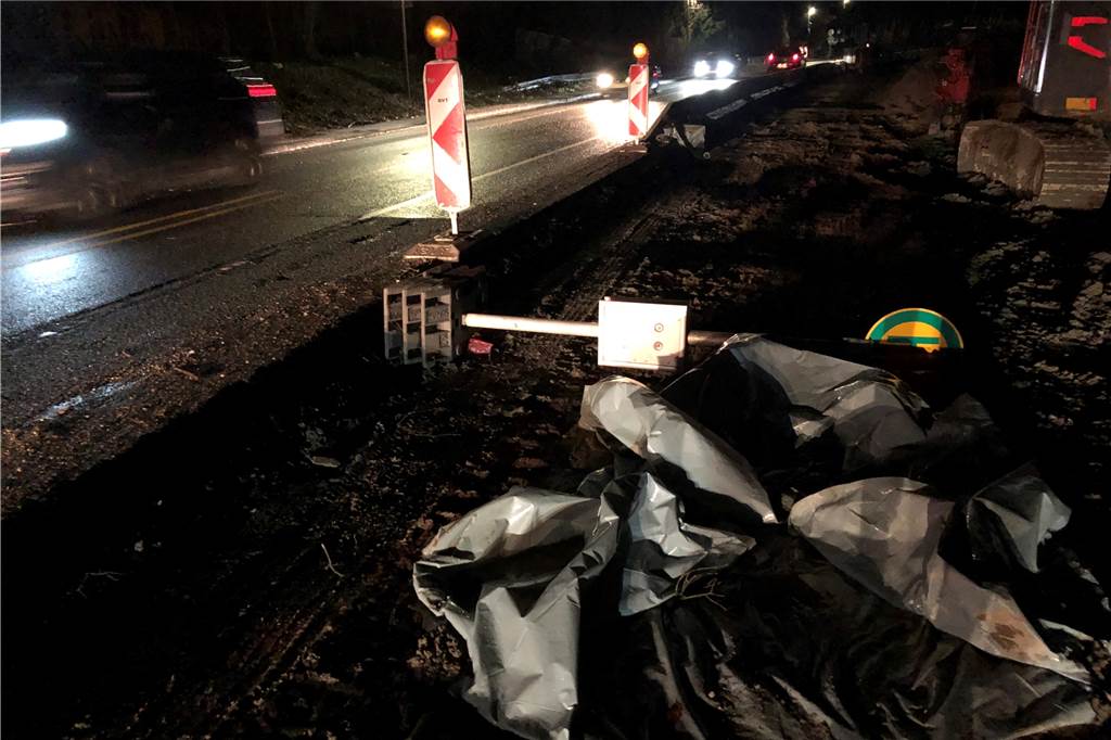 Sturm in Schwerte: Mehrere Einsätze für die Feuerwehr – So wird das Wetter am Samstag Umgekippte Schilder und Baustellenbaken hinterließ der Sturm in Schwerte, der Verkehr auf der B236 lief am frühen Donnerstagmorgen aber normal.