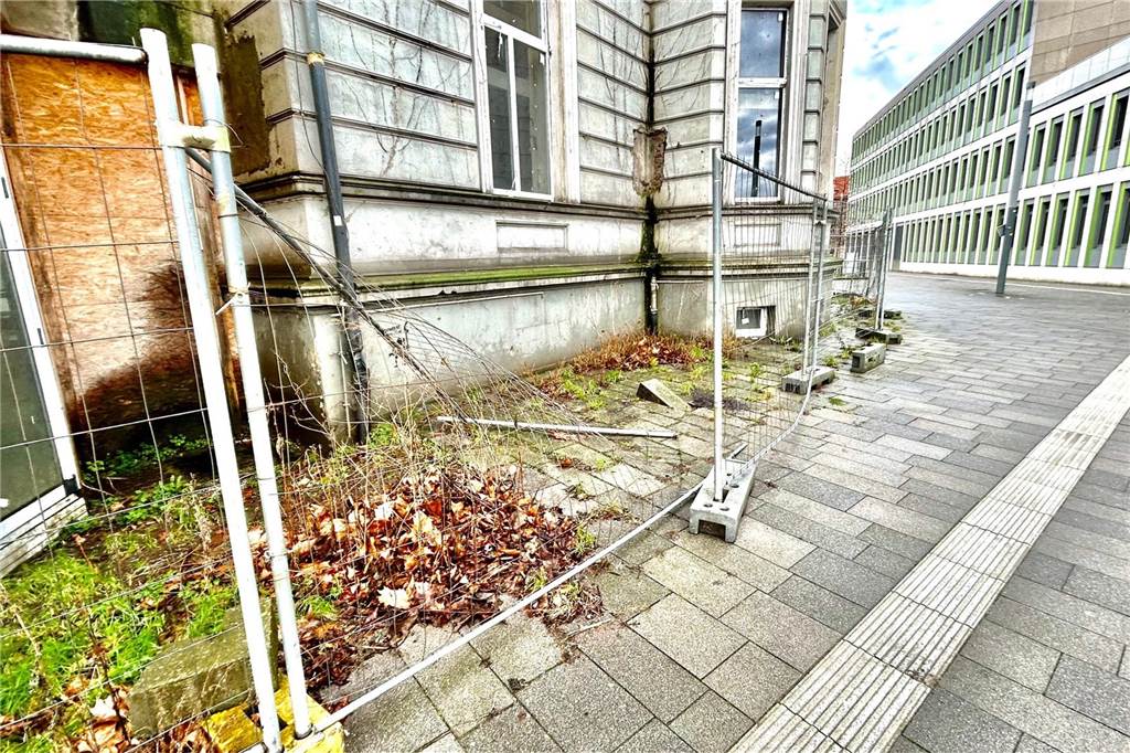 Droht der Tull-Villa der Abriss? Anbauten jetzt ohne Baugenehmigung Bauzäune sind umgestürzt.