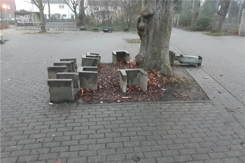 Müll und rausgerissene Müllkörbe: Ärgerlicher Vorfall an Ludwig-Uhland-Schule Umgetretene Mülleimer, verrückte Sitzsteine: Dieses Bild bot sich am Wochenende auf dem Schulhof der Ludwig-Uhland-Realschule.
